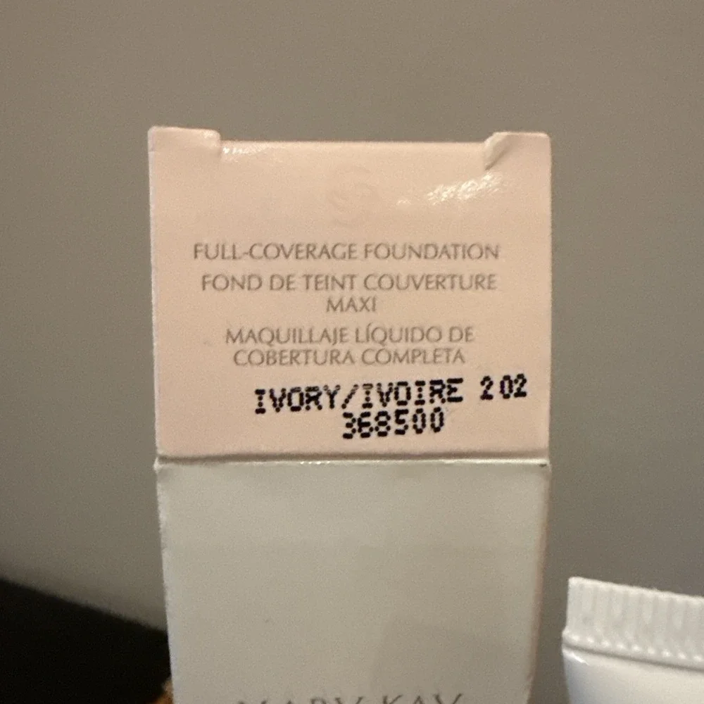 Mary Kay - 368500‎ - Full Coverage Foundation - Ivory - 202 NEW OLD STOCK - 1 OZ